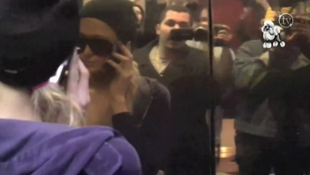 Paris Hilton UCIEKA przez paparazzi! (WIDEO)