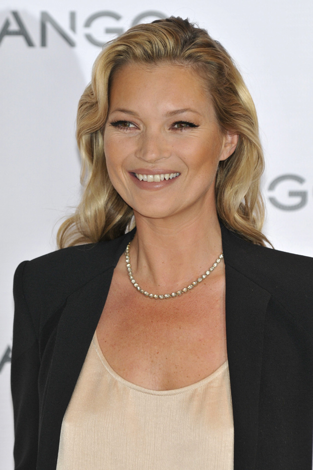 Wygładzona twarz Kate Moss... (Porównaj!)