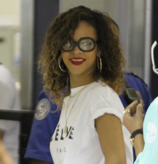 Rihanna w czarnych kujonkach!