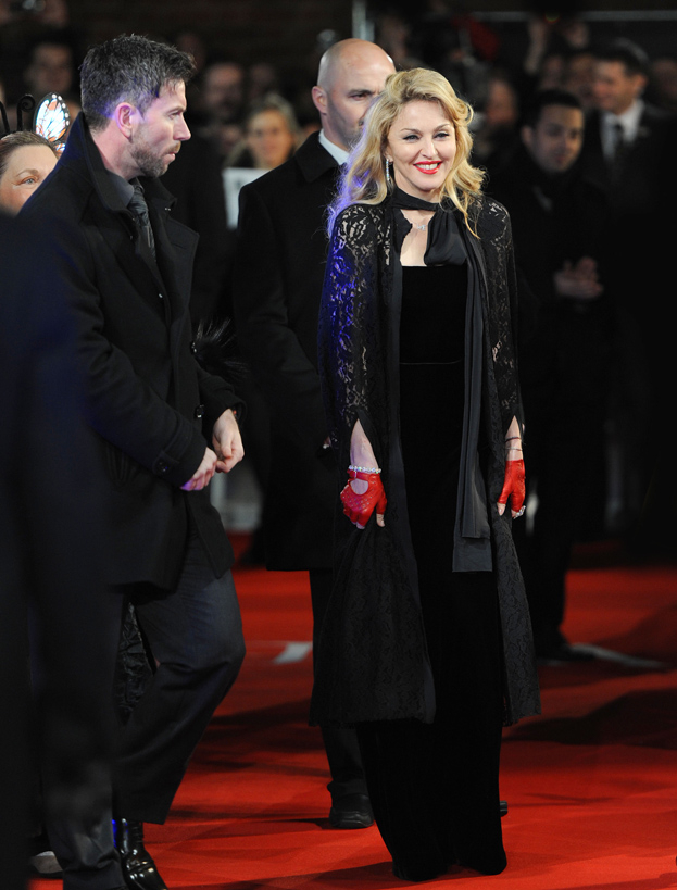 Madonna w rękawiczkach. Wstydzi się dłoni?