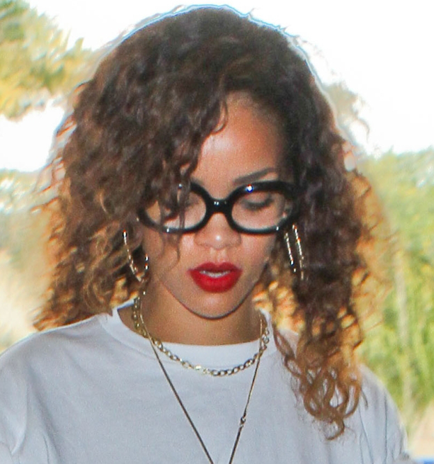 Rihanna w czarnych kujonkach!