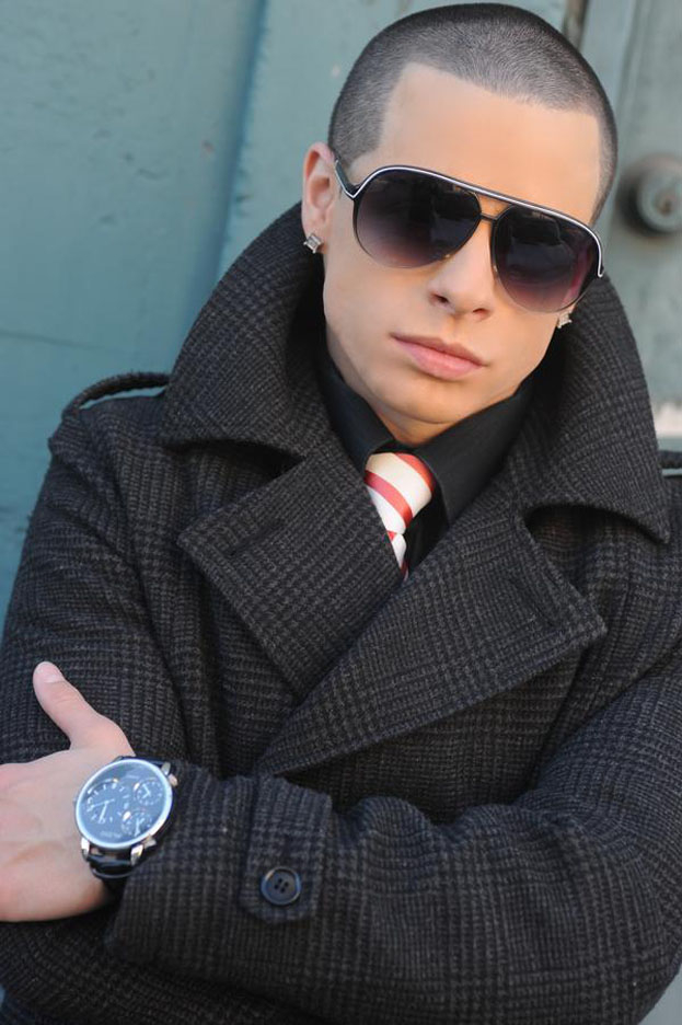 Moore pociesza się w ramionach 23-letniego modela!