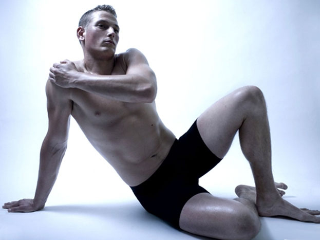 Moore pociesza się w ramionach 23-letniego modela!