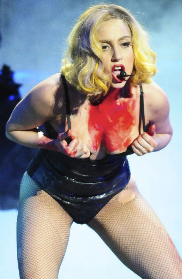 Przed występem Gaga kąpie się we krwi!