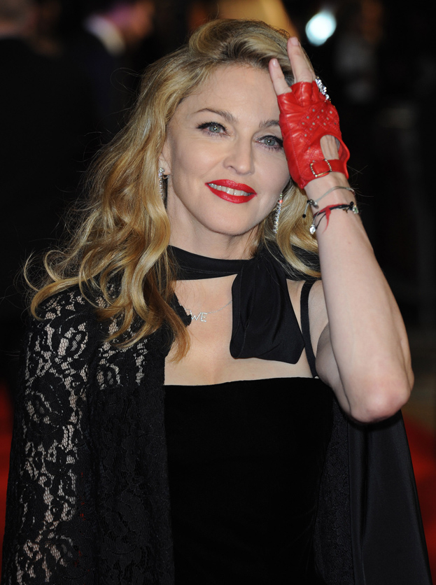 Madonna w rękawiczkach. Wstydzi się dłoni?