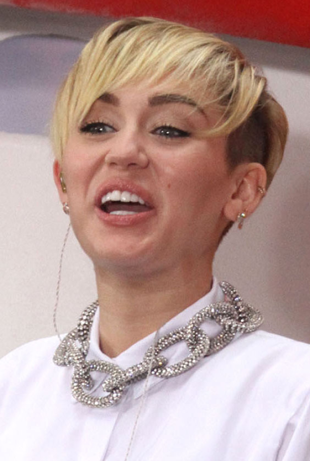 Miley Cyrus poszukuje swojej kobiecości! (ZDJĘCIA)