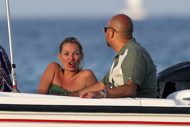 Wygładzona twarz Kate Moss... (Porównaj!)