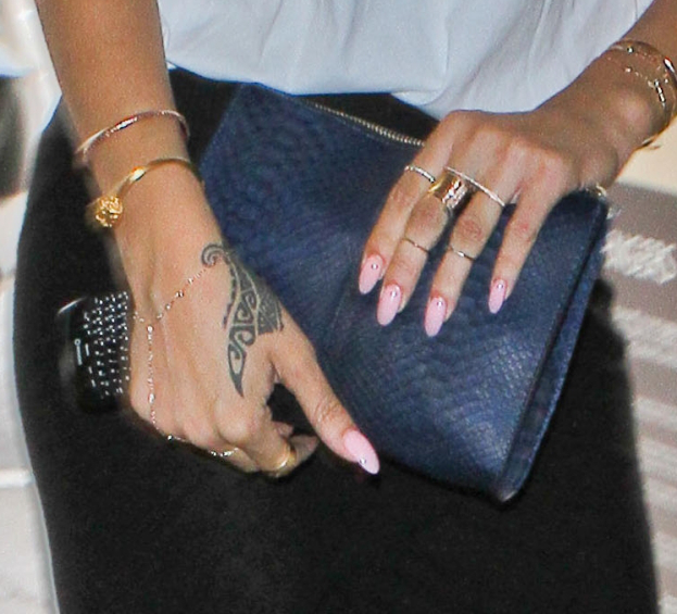 Rihanna w czarnych kujonkach!