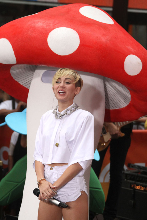 Miley Cyrus poszukuje swojej kobiecości! (ZDJĘCIA)