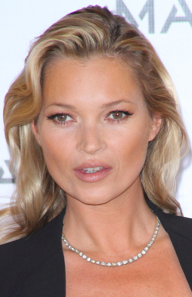 Wygładzona twarz Kate Moss... (Porównaj!)