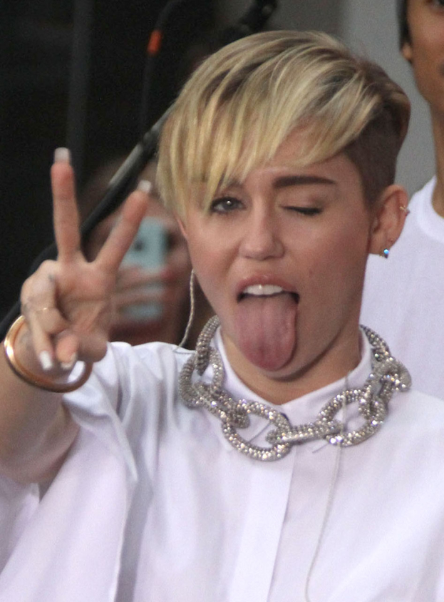 Miley Cyrus poszukuje swojej kobiecości! (ZDJĘCIA)