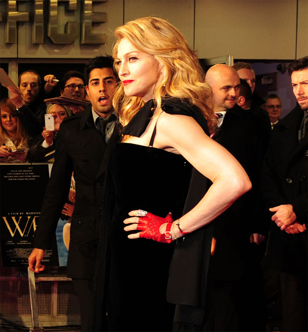 Madonna w rękawiczkach. Wstydzi się dłoni?