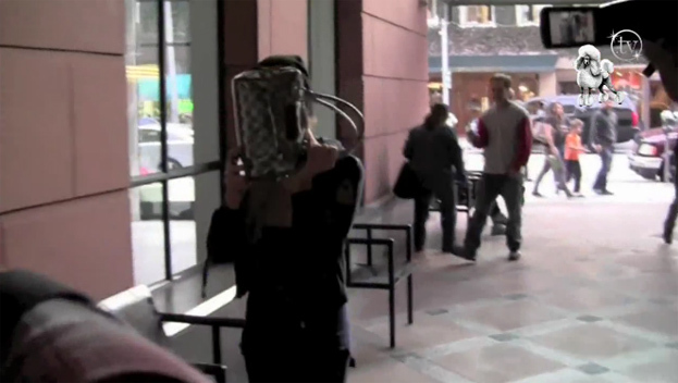 Paris Hilton UCIEKA przez paparazzi! (WIDEO)