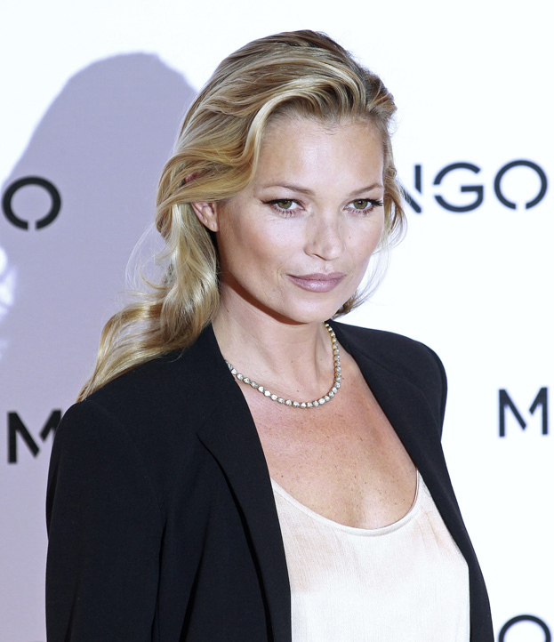 Wygładzona twarz Kate Moss... (Porównaj!)
