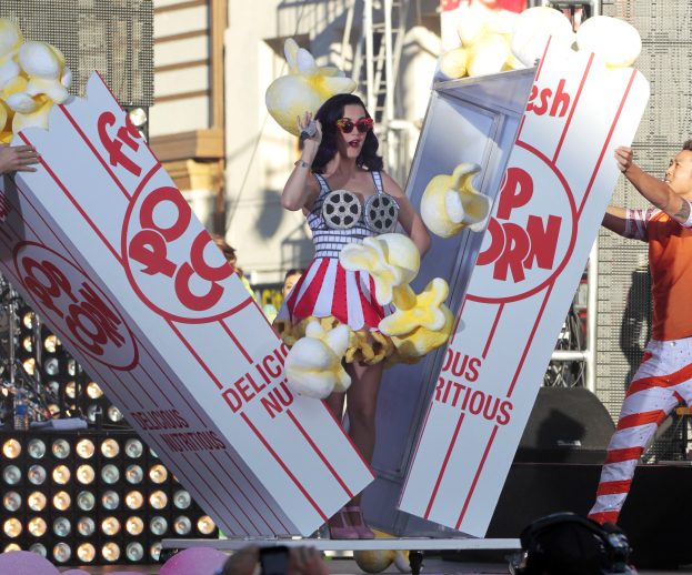 Katy w stroju z... rolek filmowych i popcornu! (FOTO)