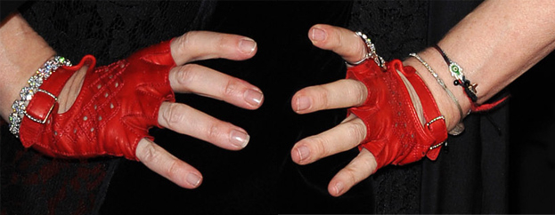 Madonna w rękawiczkach. Wstydzi się dłoni?