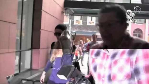Paris Hilton UCIEKA przez paparazzi! (WIDEO)