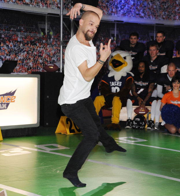 Wyglądałbym jak SIEROTA OBRZYGANA na scenie!