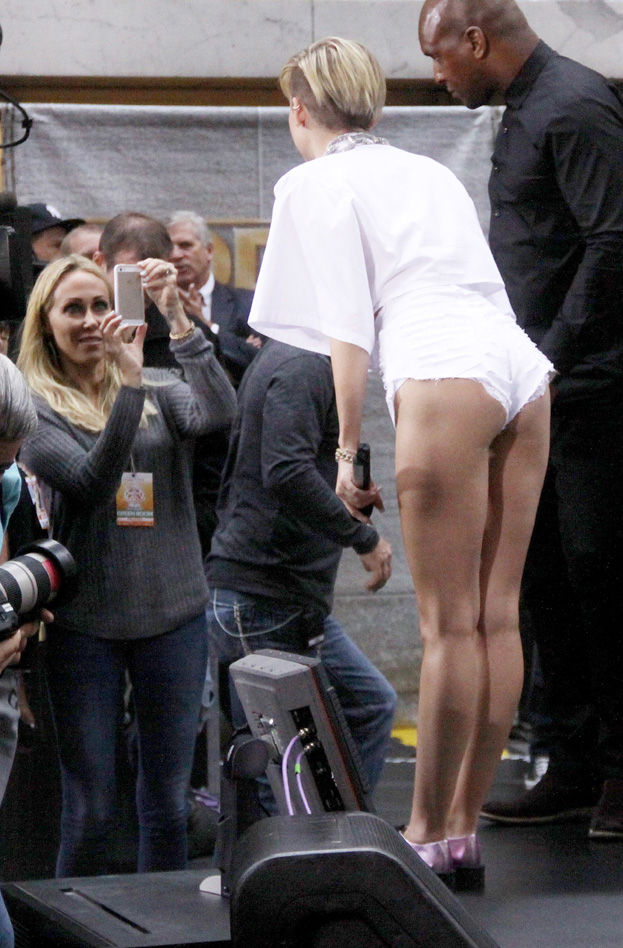 Miley Cyrus poszukuje swojej kobiecości! (ZDJĘCIA)