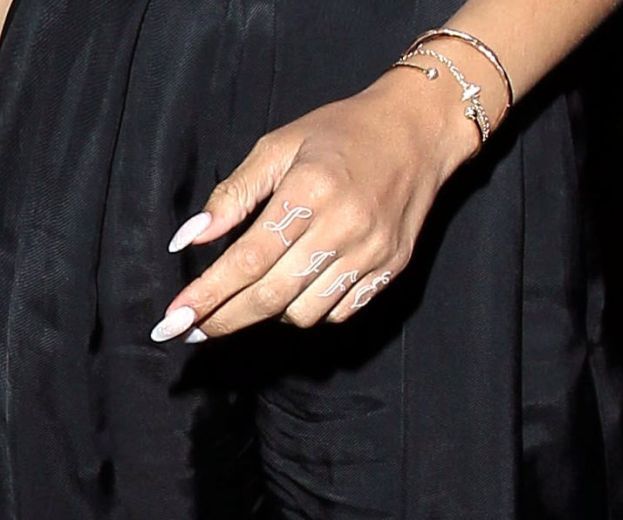 Rihanna pokazuje sutki!