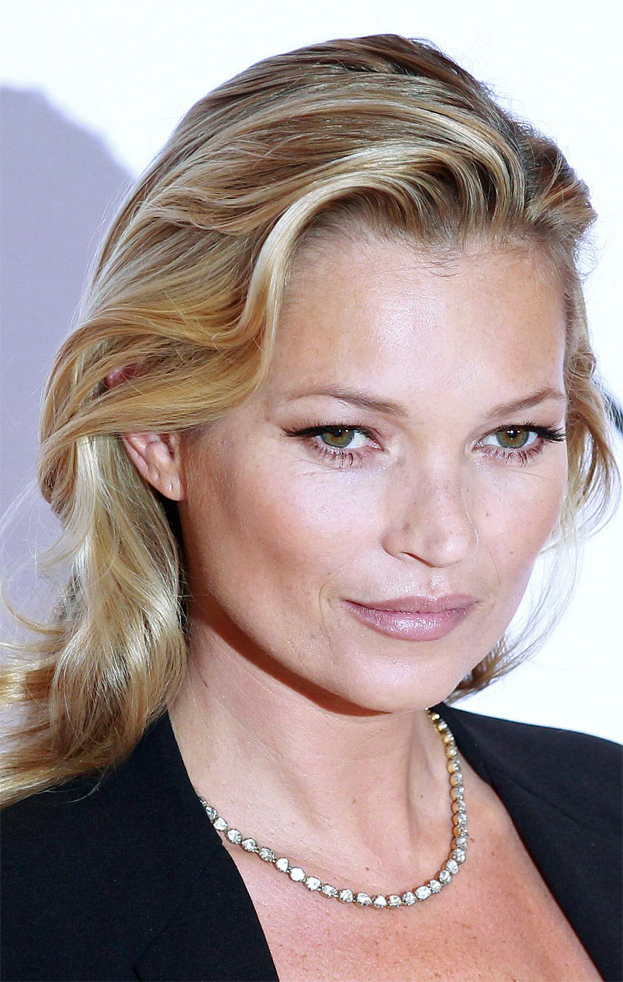 Wygładzona twarz Kate Moss... (Porównaj!)
