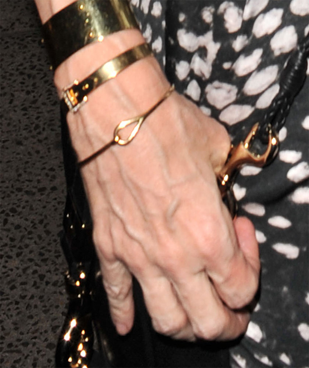 Madonna w rękawiczkach. Wstydzi się dłoni?