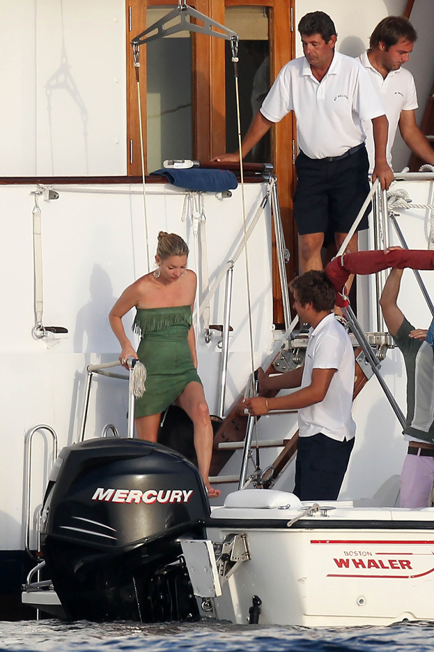 Wygładzona twarz Kate Moss... (Porównaj!)